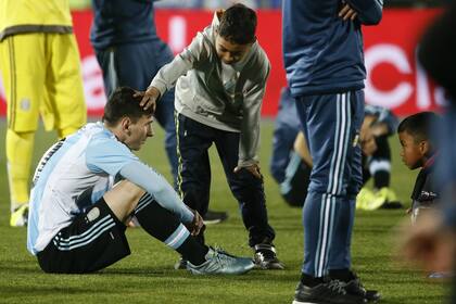 La recordada imagen de Messi entre consolado y admirado por un chico chileno luego de que el capitán argentino fallara en la definición por penales en la final por la Copa América Centenario; tras aquella derrota, el rosarino renunció al seleccionado, pero volvería al poco tiempo.