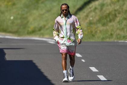 La recorrida de Lewis Hamilton por la pista del circuito de Spielberg, en Austria: la moda, siempre presente en el británico