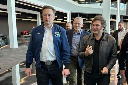 La recorrida de Milei por la planta de Tesla; detrás del Presidente y de Musk, el traductor oficial Walter Kerr