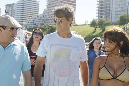 Victoria Donda junto a Humberto Tumini y Alfondo Prat-Gay en una recorrida en Mar del Plata