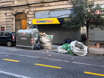 La recorrida mostró residuos acumulados tanto dentro como fuera de los contenedores en distintos barrios