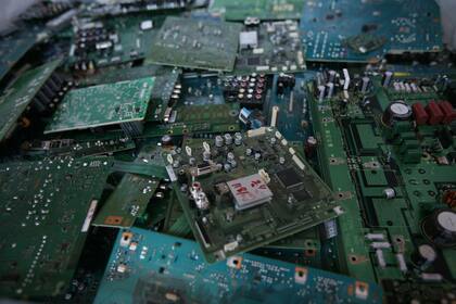 La escasez de micro chips ha complicado la fabricación de productos electrónicos y autos justo en el momento en que los consumidores salen con entusiasmo a comprarlos.