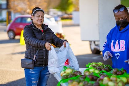 La red de bancos de alimentos de California opera a través de una cadena comunitaria que incluye iglesias, escuelas y centros para adultos mayores