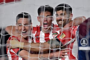 Show de fútbol y goles: Estudiantes aplastó a Fortaleza y pasó a los cuartos de la Libertadores