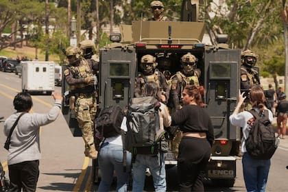 La redada tuvo lugar en una zona con fuerte presencia hispana y fue acompañada por vehículos militares y tropas montadas