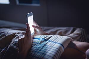 El modo nocturno de los teléfonos no mejora el sueño, según un estudio