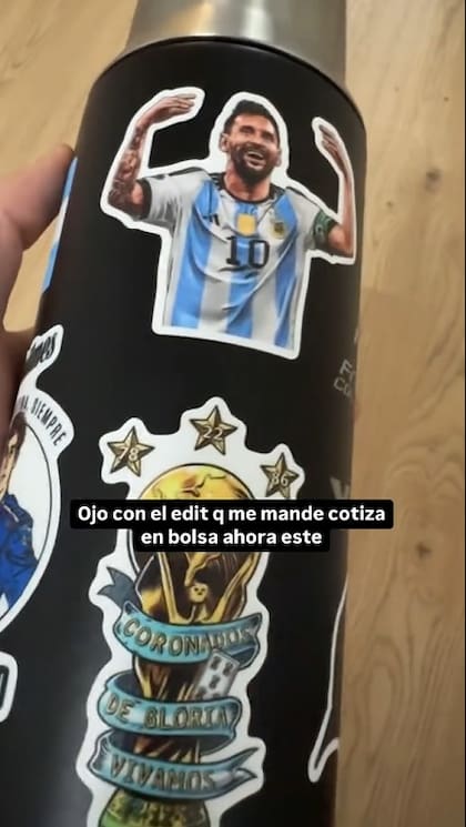 La referencia a Lionel Messi en el termo de Colapinto