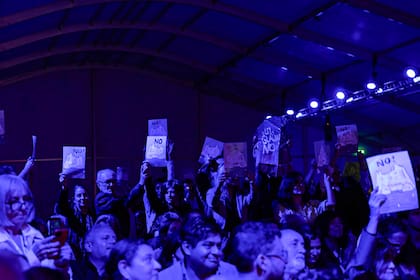 La reforma de la ley de glaciares cosechó repudios en el acto en La Rural