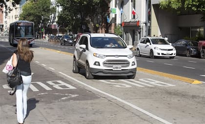 La reforma de los separadores ya está en marcha, con el propósito de evitar las habituales invasiones de carril