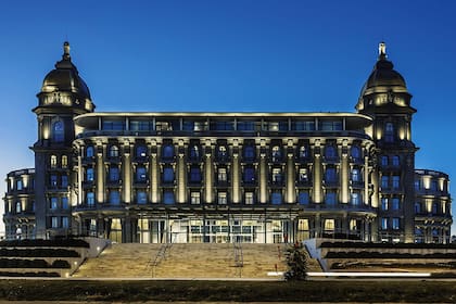 La reforma llevó la sala principal del casino bajo la nueva explanada, una suerte de plaza pública elevada que restableció el vínculo con la rambla, y agregó pompa mediante la escalinata con plantación formal