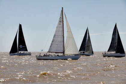 La largada de la regata, sobre el Río de la Plata