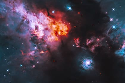 La región de Cefeo A alberga varias estrellas infantiles, incluida una protoestrella que es responsable de gran parte de la iluminación de la región