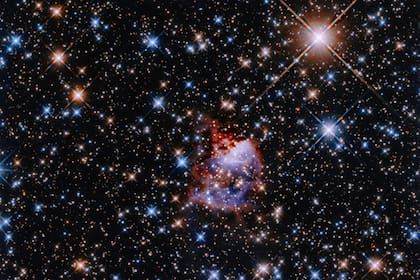 La región de formación estelar G033.91+0.11 alberga una protoestrella oculta dentro de una nebulosa de reflexión