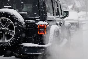 Qué es la "regla de los 10 minutos" para autos en la nieve y por qué los expertos piden dejar de usarla