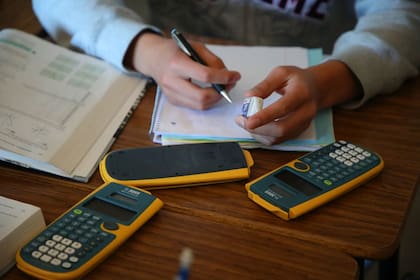La regla de tres simple es la operación matemática que se da entre cuatro valores (tres conocidos y uno desconocido), cuyo objetivo consiste precisamente en llegar a averiguar este último