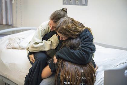 La rehén liberada israelí Raz Ben-Ami reuniéndose con sus hijas Julie, Ella y Natali en el Centro Médico Sourasky en Tel Aviv, Israel. 