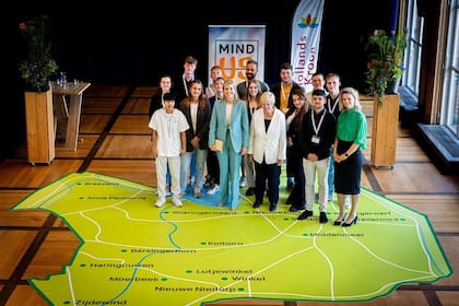 La reina acompañó su look celeste y blanco con accesorios color nude (Foto: Instagram @patrickvkatwijk)