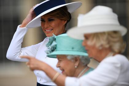 La reina británica Isabel II, Camilla, duquesa de Cornualles y la primera dama de los EE. UU. Melania Trump durante la ceremonia de bienvenida en el Palacio de Buckingham