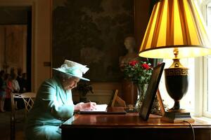 La reina Isabel busca a alguien que le escriba sus cartas: cuánto pagará