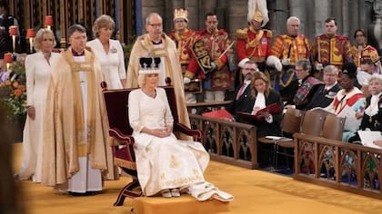 La reina Camila en el momento de la coronación (FOTO: JONATHAN BRADY/PA)