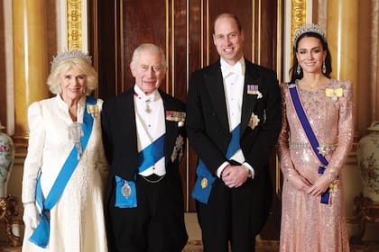 La reina Camilla, el rey Carlos III, el príncipe Guillermo y Kate Middleton posan para una fotografía antes de la recepción diplomática en la Sala 1844 del Palacio de Buckingham el 5 de diciembre de 2023 en Londres
