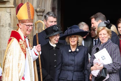 La reina Camilla, la princesa real Ana (detrás) y la reina Ana María charlan a la entrada de la capilla de San Jorge, en la castillo de Windsor, donde las recibió el reverendo Christopher Cocksworth, que ofició la misa para honrar la memoria de Constantino II.