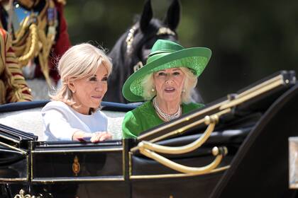La reina Camilla y Brigitte Macron durante la procesión en carruaje hacia el Castillo de Windsor, Berkshire, en julio pasado