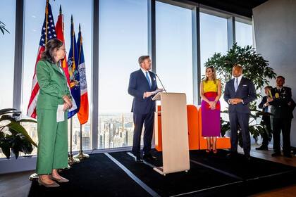 La reina cerró su estadía en Nueva York con un espectacular vestido tricolor (Foto: Instagram @koninklijkhuis)