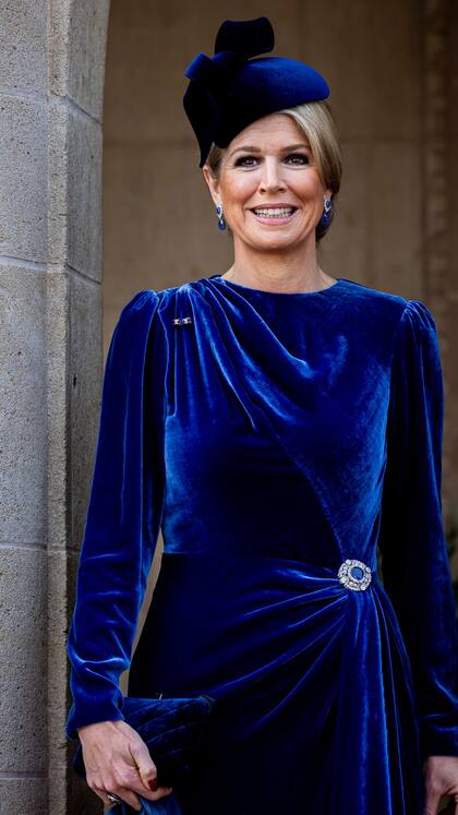 La reina combinó el look monocromático con un elegante tocado de Philip Treacy (Foto: Instagram @patrickvkatwijk)