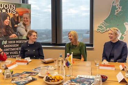 La reina combinó la falda con una remera verde y un saco a tono sobre los hombros (Foto: Instagram @koninklijkhuis)