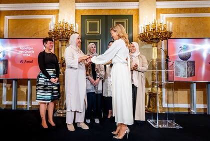 La reina combinó su vestido blanco con unos zapatos animal print (Foto: Instagram @koninklijkhuis)
