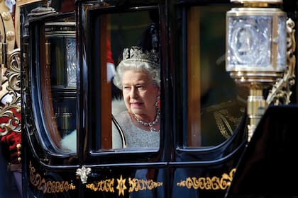 La Reina, como cabeza del Estado británico, asiste a la Apertura del Parlamento, en noviembre de 2006. Para trasladarse desde Buckingham, viaja en la Carroza Australiana con algunos atributos de su poder: la Diadema de Diamantes creada para el rey Jorge IV en 1820, y los aros y el collar de la Coronación, realizados para la reina Victoria en 1858. 