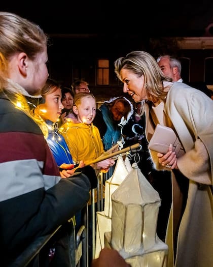 La reina complementó el look con un par de botas altas, un clutch y guantes (Foto: Instagram @patrickvkatwijk)