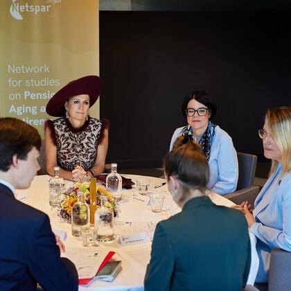 La reina complementó el vestido con una pámela bordó, un clutch y un par de stilettos a tono (Foto: Instagram @koninklijkhuis)