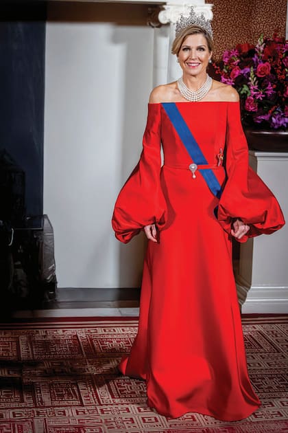 La Reina, con un diseño conocido como “Princesa Amor”, de Claes Iversen, que ya había lucido en 2023, para la boda del príncipe real de Jordania, Hussein bin Al Abdalá