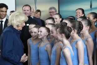 La reina consorte se reúne con los estudiantes, durante una visita a la Escuela de Ballet Elmhurst en Birmingham, para celebrar el centenario de la escuela con los estudiantes actuales, el personal y los exalumnos. 