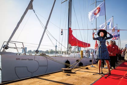 La Reina corta la cinta para romper la botella durante el bautismo del velero Janet Taylor (se llama así en honor a la revolucionaria de la navegación marítima británica del siglo XIX) ante 300 representantes del sector marítimo, funcionarios de gobierno y miembros de la comunidad.