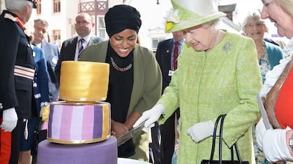 La Reina corta la torta de su cumpleaños