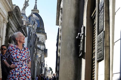 La reina de Dinamarca fue al cementerio de Recoleta en su última visita a Buenos Aires, en el año 2019, para visitar la tumba de Evita. ¿Casualmente? Una de las perras salchichas de su marido se llamaba Evita.