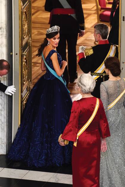 La Reina de España ingresa al salón del banquete detrás del Rey y acompañada por Benedicta, Mary y Federico.