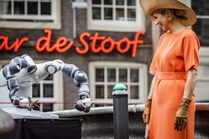 Con ayuda de un robot, Máxima inauguró un original puente en el barrio rojo de Ámsterdam
