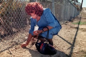 La Reina de la Salsa recogió tierra de Cuba a través de la valla de la base de Guantánamo