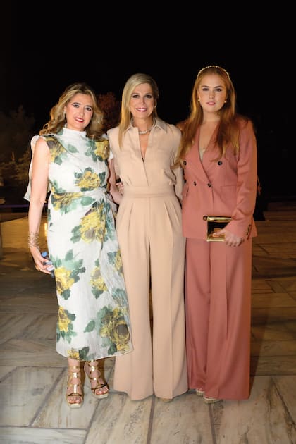 La reina de los Países Bajos
posa con Christianna, hija de la
homenajeada, y la princesa Amalia,
que optó por un traje de Max Mara,
que acompañó con clutch de
Jacquemus, una delicada diadema
de SOHI Vilma y aros de LOTT.
gioielli (los mismos accesorios que usó en el último Día del Príncipe).