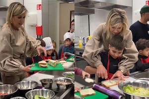 La reina de los Países Bajos preparó sandwiches durante una actividad (Foto: Captura de video / Instagram @eo_blauwbloed)