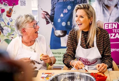 La reina de los Países Bajos visitó un hogar de personas mayores llamado Oma Soup (sopa de la abuela), en la jornada contra la soledad.
