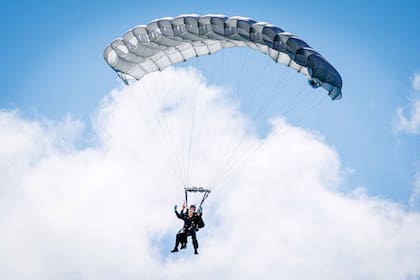 La reina de los Países Bajos volvió a sorprendernos: hizo paracaidismo.