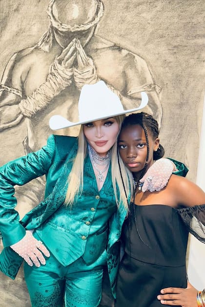 La Reina del Pop con una de sus hijas mellizas.