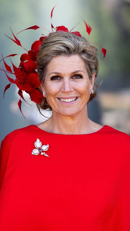 La reina deslumbró con un look total red con joyas y un llamativo tocado (Foto: Instagram @patrickvkatwijk)