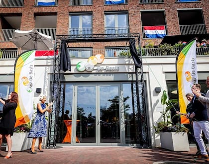 La reina deslumbró con un vestido azul y un elegante tocado (Foto: Instagram @koninklijkhuis / @patrickvkatwijk)