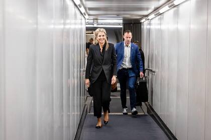 La reina eligió un look total black de saco y pantalón con unas sandalias (Foto: Instagram @patrickvkatwijk)